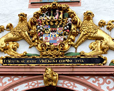 Wappen über Tor Augustusburg