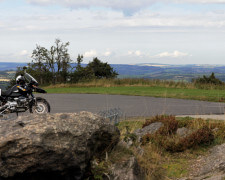Motorrad vor Felsen im Erzgebirge