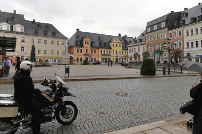 Motorrad steht auf Straße vor dem Marktplatz von Annaberg-Buchholz