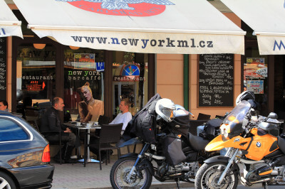 Zwei Motorräder vor einem Café auf Hauptstraße von Marienbad