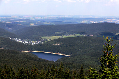 Landschaftsaufnahme mit Stausee vom Auersberg aus