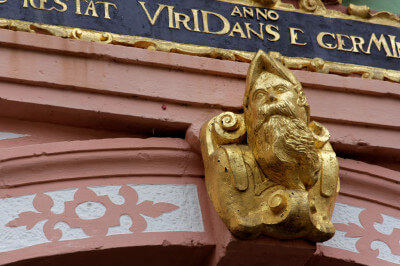 Detailaufnahme vom goldenen Wappen über dem Eingang der Augustusburg