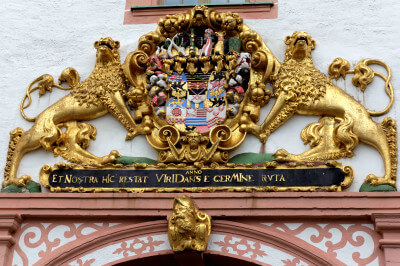 Goldenes Wappen über dem Tor der Augustusburg