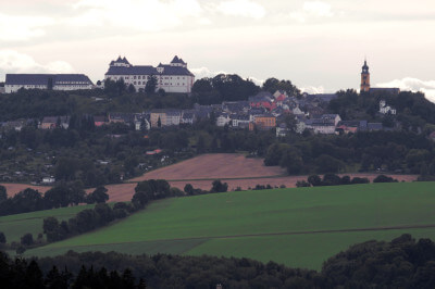 Blick auf die entfernt liegende Augustusburg