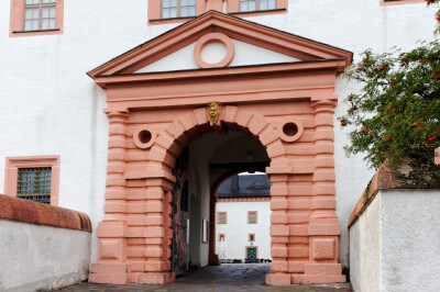 Blick auf einen Torbogen der Augustusburg