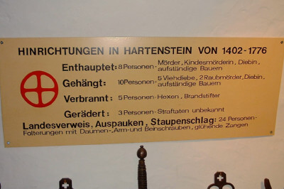 Hinweisschild auf Hinrichtungen im Folterkeller auf Burg Stein in Hartenstein