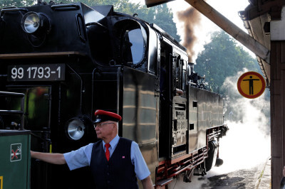 Schaffner bei Kontrolle der Dampflokomotive der Fichtelbergbahn