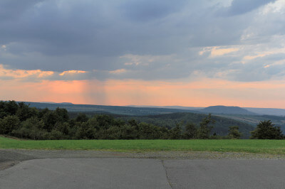 Panoramaaufnahme. Im Hintergrund eine Gewitterfront