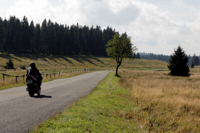 Motorrad fährt auf Straße zwischen Horní Blatná und Boží Dar