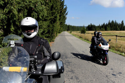 Motorrad wird überholt kurz vor Horní Blatná