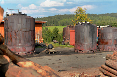 Einige Meiler zur Herstellung von Holzkohle stehen auf dem Betriebsgelände der Köhlerei Gläser.