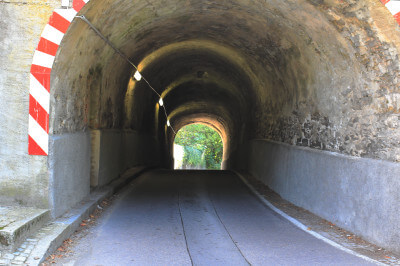 Blick durch den Tunnel unter dem Schloss Rauenstein