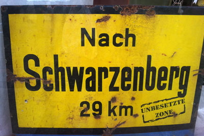 Schild nach Schwarzenberg mit dem Hinweis auf die Unbesetzte Zone Schwarzenberg