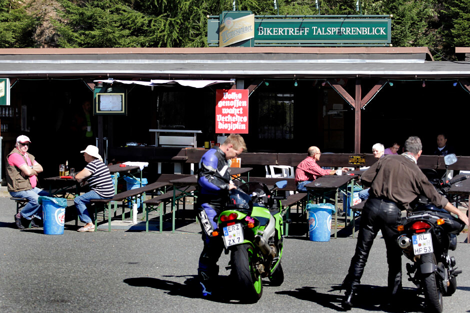 Zwei Motorradfahrer stehen mit ihren Motorrädern am Bikertreff der Talsperre Eibenstock.