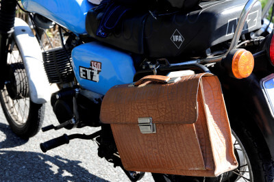 Blaues Motorrad MZ ETZ3 150 mit Satteltasche als alter Aktenkoffer