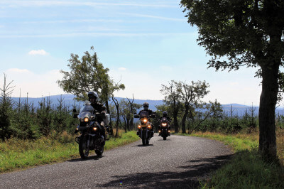 Drei Motorräder auf Straße zur Talsperre Sosa