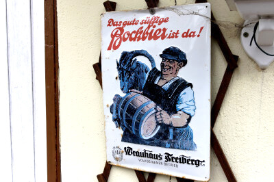 Schild mit Aufschrift Bockbier vom Brauhaus Freiberg im Flugzeugmuseum in Cämmerswalde