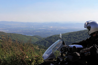 Motorradfahrer blickt vom Erzgebirgskamm Richtung Böhmen