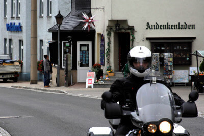 Motorradfahrer vor Andenkenladen im erzgebirgische Seiffen