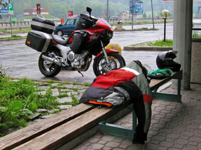 Bepacktes Motorrad im Regen bei Pause