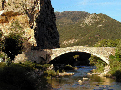 Bogenbrücke Pont du Roc über Fluß bei Castellane