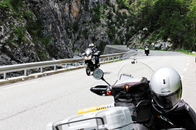 Motorräder bei Pause zur Auffahrt zum Col d'Izoard