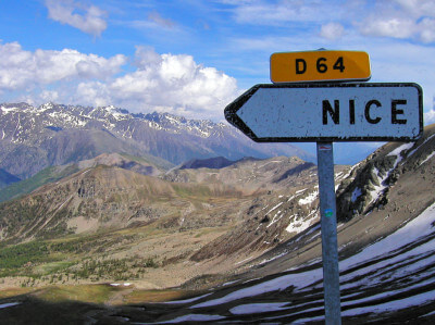 Hinweisschild nach Nizza am Gipfel des Col de la Bonette