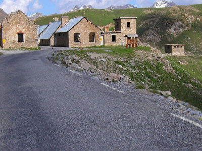 Häuser einer alte Militäranlage am Col de la Bonette