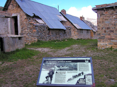 Steinhäuser mit Blechdächer von der Militäranlage am Col de la Bonette