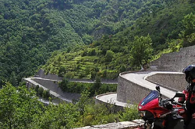 Col de Turini | mal was anderes Motorradfahrer steht an den Serpentinen des Col de Turini