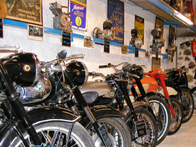 Motorräder aufgereiht als Exponate im Motorradmuseums