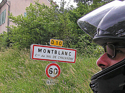 Motorradfahrer vor Ortsschild Montblanc