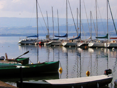 Segelboote liegen im Hafen vor Anker