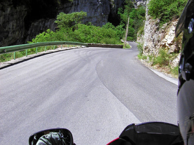 Motorradfahrer auf Straße entlang der Gorge du Verdon