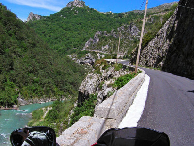 Motorrad fährt auf Staße durch den Canyon du Verdon