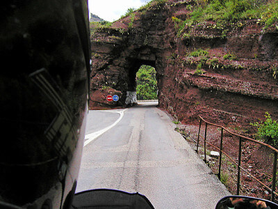 Motorradfahrer fährt auf Tunnel in der Gorges de Daluis zu