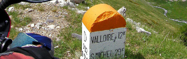 Orange roter Meilenstein mit Aufschrift Valloire und S. Michel