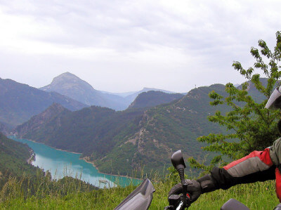 Motorradfahrer blickt hinunter auf den Lac de Chaudanne