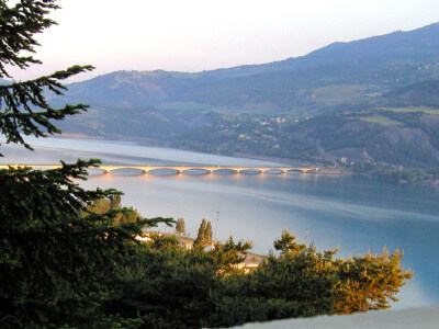 Panorama mit Brücke über den Lac de Serre Poncon