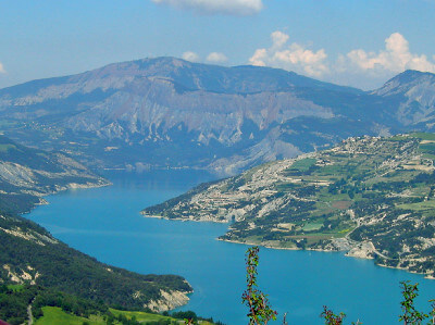 Panoramablick auf den Lac de Serre Poncon