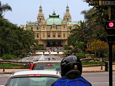 Motorradfahrer steht an roter Ampel vor dem Spielcasino in Monaco