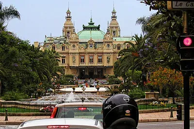 Spielcasino in Monaco Motorradfahrer steht an roter Ampel vor dem Spielcasino in Monaco