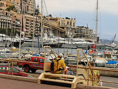 Tourist sitzt am Hafen von Monaco