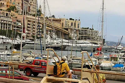 Hafen von Monaco Tourist sitzt am Hafen von Monaco