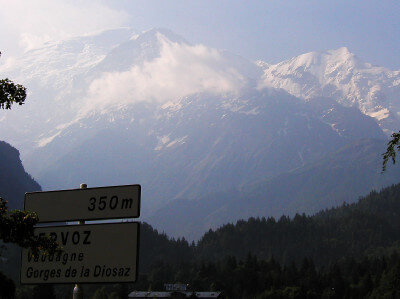 Mont Blanc im Dunst mit Wolken