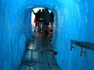 Eistunnel mit Besuchern am Ende im Rhone-Gletscher