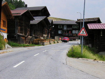 Straße mit Holzhäuser an der Seite im Rhonetal