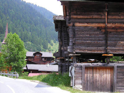 Holzhäuser im Rhonetal