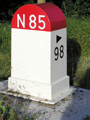Meilenstein in rot weiß an der N85