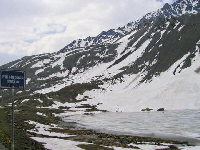 Zugefrorener Bergsee am Scheitelpunkt des Flüelapass